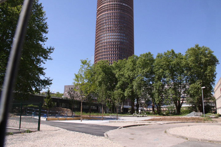 Terrain entre le Centre-commercial et la Cité d'Etat.