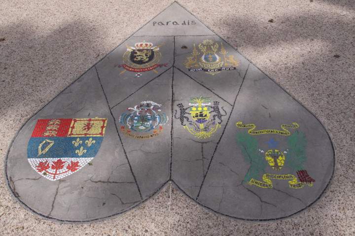 Vers pont Mazarick, motif au sol du "Jeu de la Vie".