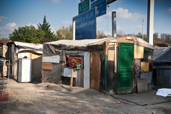 Vue du camp et de la signalisation de la route.