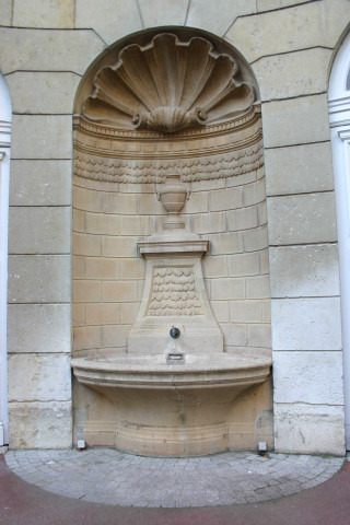 Cour intérieure, fontaine.