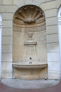 Cour intérieure, fontaine.