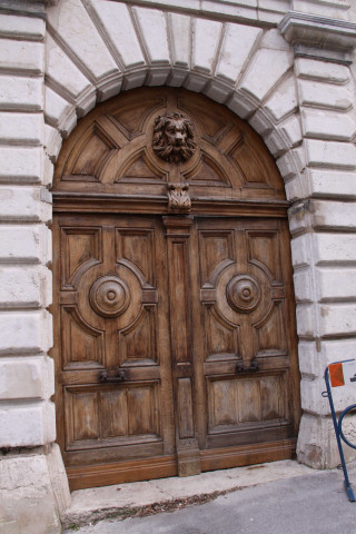 Porte d'entrée.