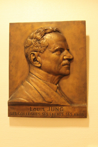 Ecole vétérinaire, intérieur, médaillon en bronze de Louis Jung.