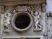 10 rue Palais-Grillet, sculptures au-dessus de la port d'entrée.