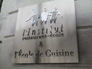 Place Bellecour et rue de la Charité, plaque de l'Institut restaurant-école et l'école de cuisine.