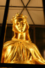 Statue de la Vierge dorée sur l'esplanade de Fourvière, vue prise de nuit.