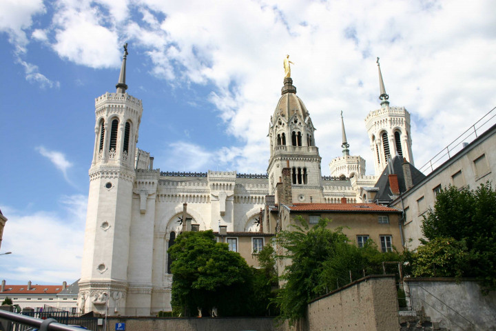 Basilique de Fourvière, montée Cardinal-Decoutray, vue prise depuis l'étage d'un bus touristique.