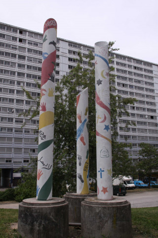 Sculpture au nord de la Tour de la Duchère.