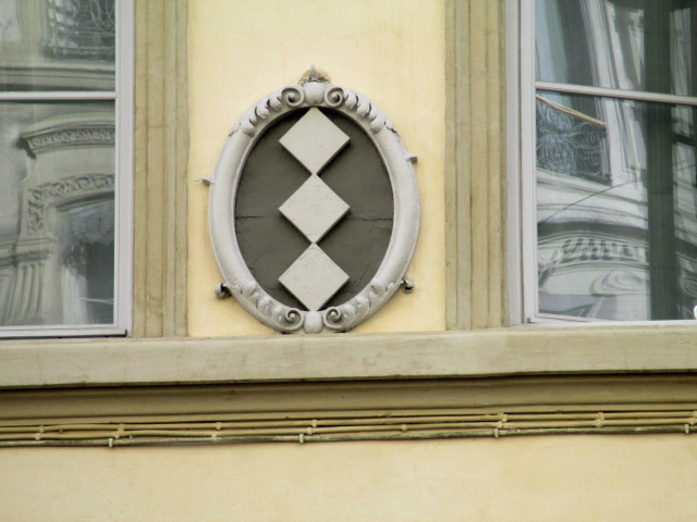9 rue Brest, les 3 Carreaux, sculpture sur la façade.