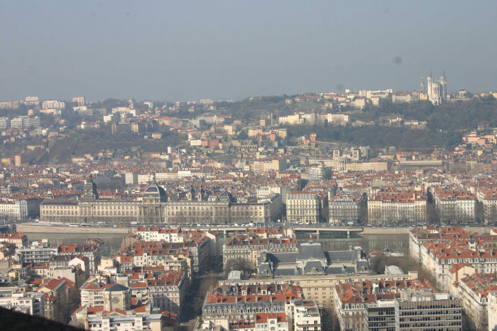 Vue panoramique de Lyon depuis la terrasse sommitale de la tour Part-Dieu.