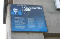 Plaque biographique de Marie Sktodowska Curie, au sud du pont de la Guillotière.