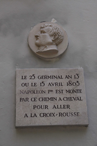 A l'entrée de la montée et au niveau du numéro 1 du quai Joseph-Gillet, plaque du passage de Napoléon à la Croix-Rousse.