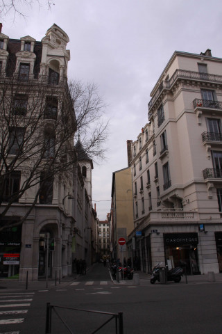 Vue sur les bâtiments à l'angle de la rue de la Charité et de la rue François Dauphin.