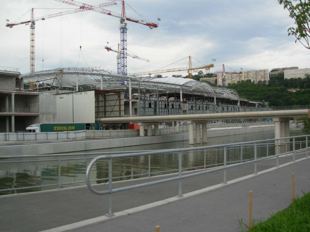 Chantier du centre commercial de Confleunce et la place nautique.