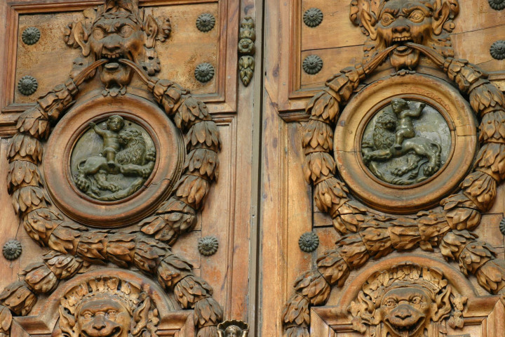 Hôtel-de-Ville, détail de la porte principale.