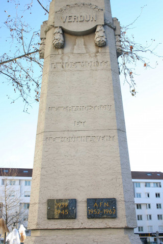 Monument aux Morts de 14-18 du quartier Grand-Trou et Moulin-à-vent, place Belleville.