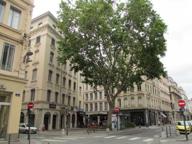 Place Antoine-Rivoire.