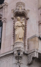 Statuette de la Vierge sur la façade.