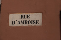 Rue d'Amboise : au n°4, vers la rue des Templiers, plaque, poignée puis n°6.
