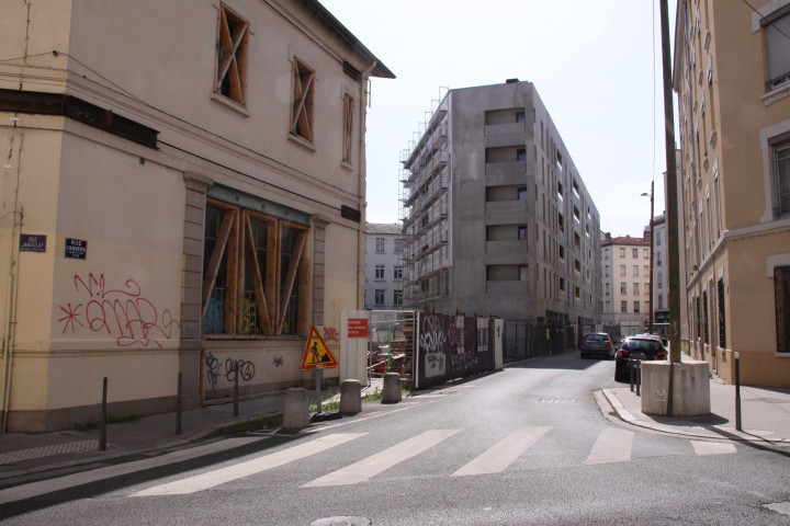 A l'angle des deux rues, sud-ouest.