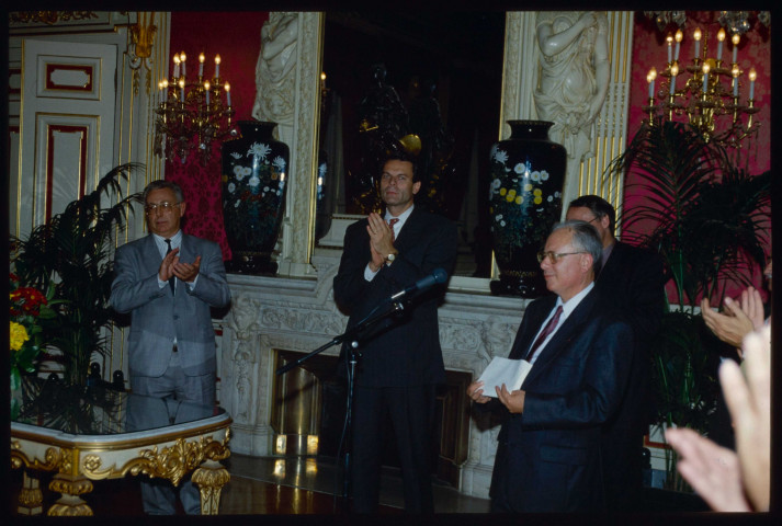 Cérémonie de départ : réception à l'Hôtel de Ville pour le départ de J.-L. Rocher, en présence du maire de Lyon Michel Noir.