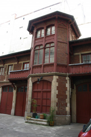 34 quai Gailleton, cour intérieure et statue de Vierge à l'Enfant.