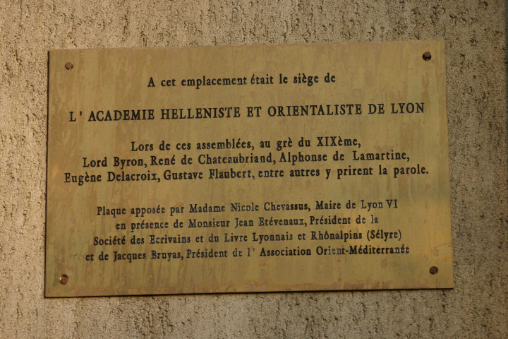 67 avenue Maréchal-Foch, vers 5 cours Franklin-Roosevelt, plaque mentionnant l'emplacement du siège de l'académie helléniste et orientaliste de Lyon.
