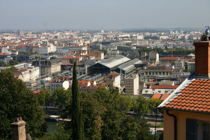 Vue prise depuis l'avenue Debrousse.