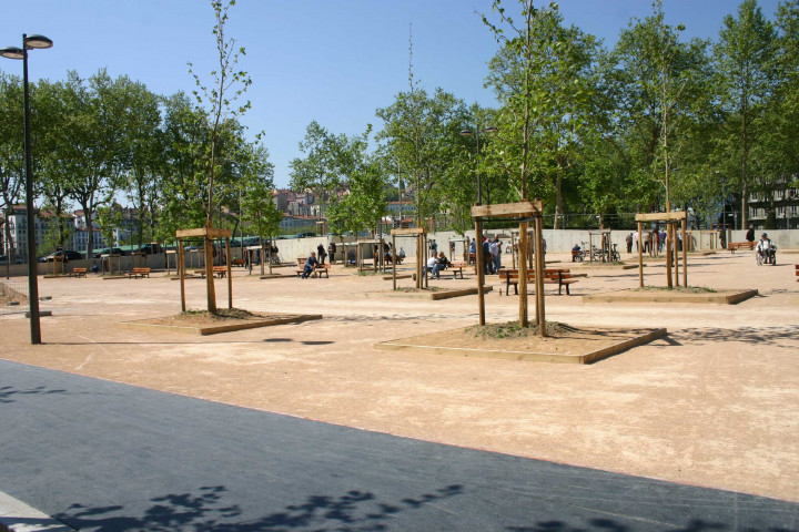 Avril 2009, après les travaux du parking.
