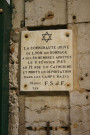 13 rue Sainte-Catherine, plaque commémorative en mémoire des juifs arrêtés au 12 rue Sainte-Catherine et déportés le 9 février 1943.