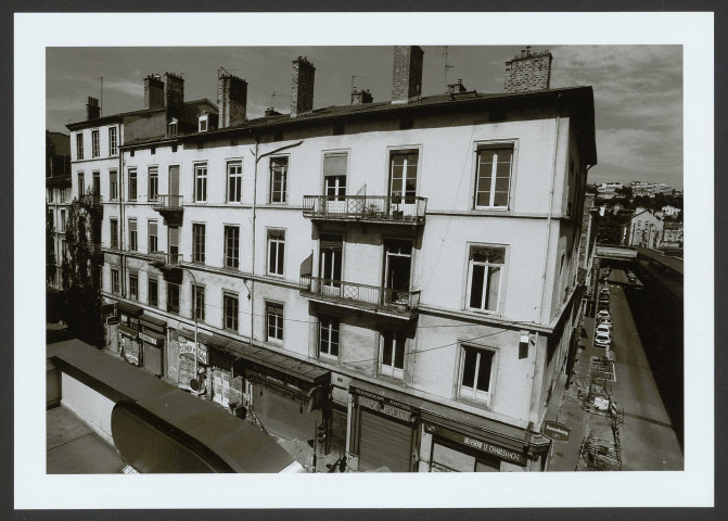 Vue de la façade des immeubles situés à l'angle du cours Charlemagne et de la rue Dugas-Montbel.