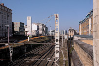 Vers la rue des Frères-Lumière, Ligne SNCF.