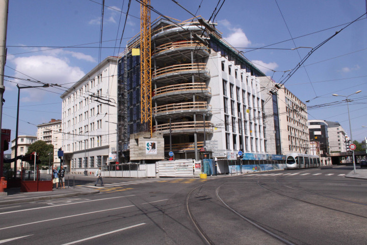 Façade du Carrefour City, en chantier.