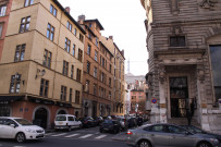 Rue et bâtiments.