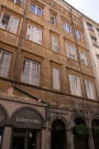 4 rue du Plâtre, vue de la façade intérieure prise depuis la cour de l'immeuble, de la cage d'escalier et de la cour intérieure.
