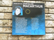 Au niveau du pont Winston-Churchill et du parc de la Tête d'Or, plaque biographique d'Ellen Macarthur.