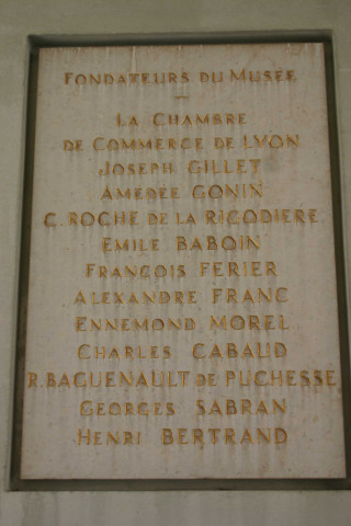 Plaque inaugurale, plaque des fondateurs, cour intérieure.
