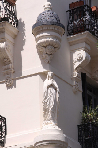 10 rue de l'Abbaye-d'Ainay, bâtiment, statue et haut-relief.