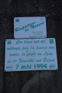 Plaque commémorative du nettoyage des berges par les jeunes de l'école de pêche de Lyon et de Neuville-sur-Saône.