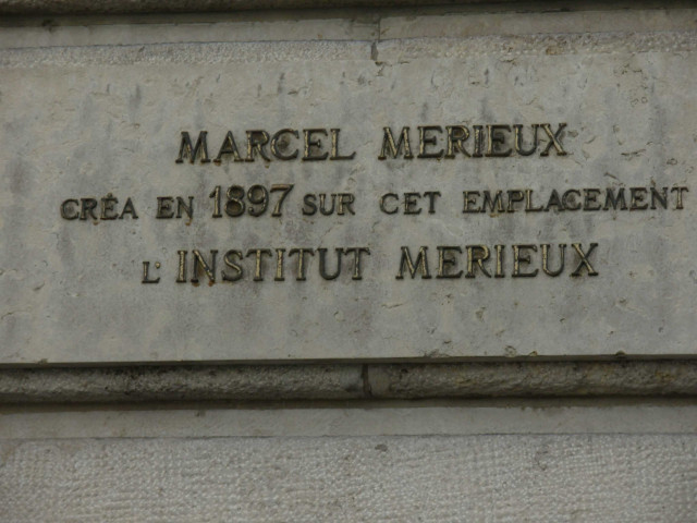 24 rue Childebert, plaque en mémoire de Marcel Mérieux.