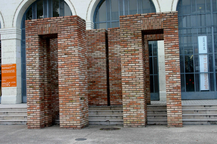 Espalanade du musée d'art contemporain, "A spatial ornament" de Per Kirkeby.