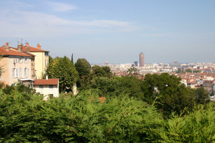 Vue prise depuis la montée Saint-Laurent.