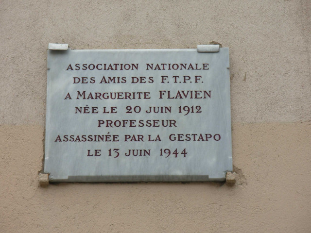 8 rue Sainte-Hélène, plaque en mémoire de Marguerite Flavien.