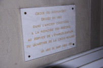La croix du monument, plaque.