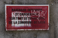 Panneau "Baignade interdite".