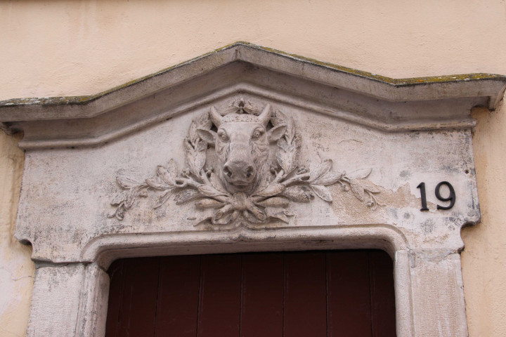 19 rue des Macchabées, sculpture au-dessus de la porte.