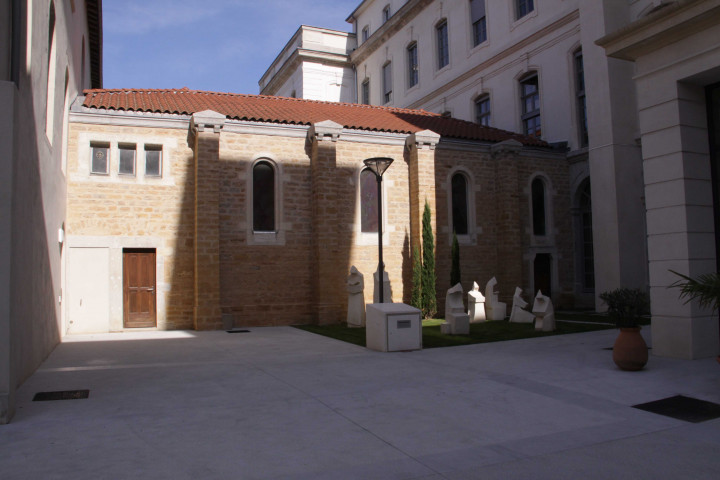 Vues du bâtiment.