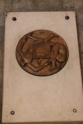 Station de métro Gorge-de-Loup, oeuvre anonyme avec médaillon.