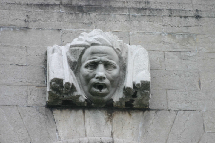 Détail des piles, sculpture le Rhône de Bertola et la Sâone de Renard.