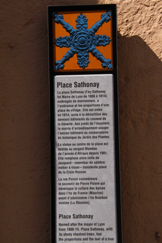 Montée de l'Amphithéâtre, plaque mémoire de Lyon, le Cloître de la Déserte et plaque touristique.